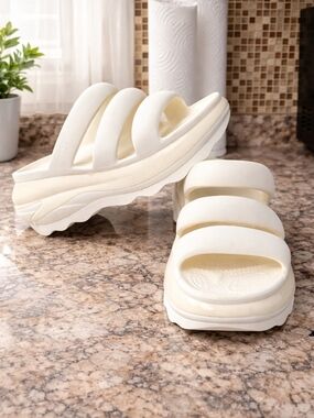 CROCS White Textured Footbed Sandal